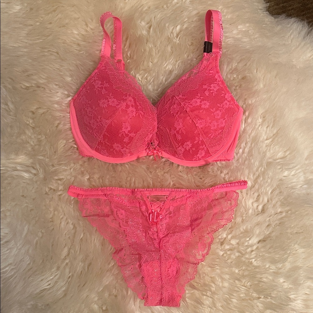 NWT VICTORIA’S SECRET Sexy bra and panty set 
32DD and Medium panty